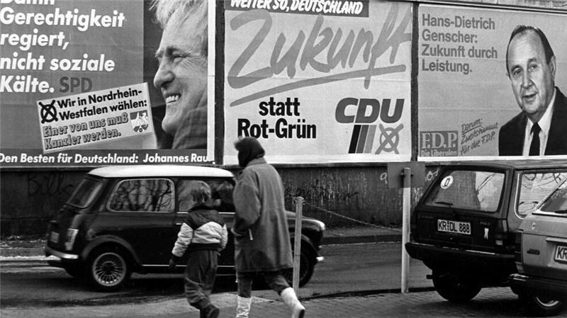 Mit Mantel und Winterstiefeln: Der Bundestagswahlkampf von 1987 fand im Winter statt (Archivbild).