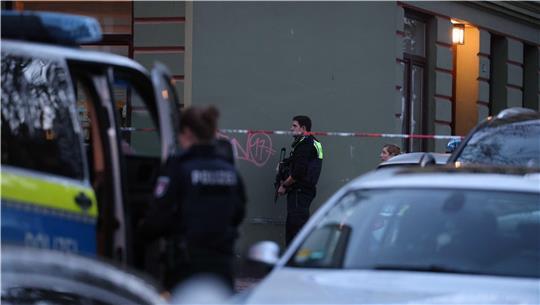 Mit Maschinengewehren bewaffnete Polizisten umstellten das Haus.