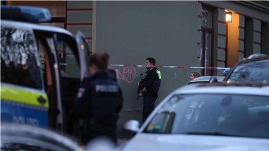 Mit Maschinengewehren bewaffnete Polizisten umstellten das Haus. (Symbolbild)