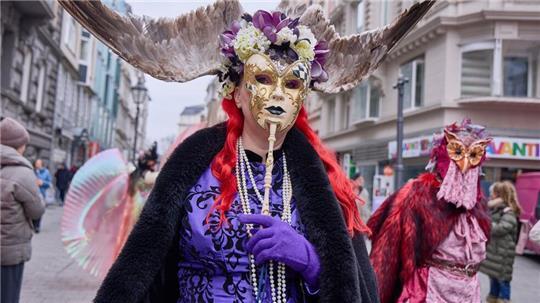 Mit Masken und farbenfrohen Kostümen waren die Darsteller in Hamburg unterwegs.