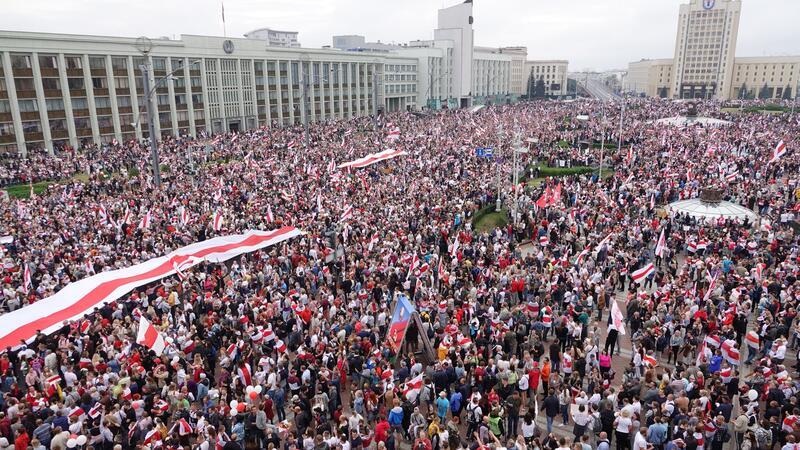 Mit Massenkundgebungen gegen Machthaber Alexander Lukaschenko traten die Menschen 2020 für einen Wandel ein, bis die Proteste gewaltsam niedergeschlagen wurden. (Archivbild)