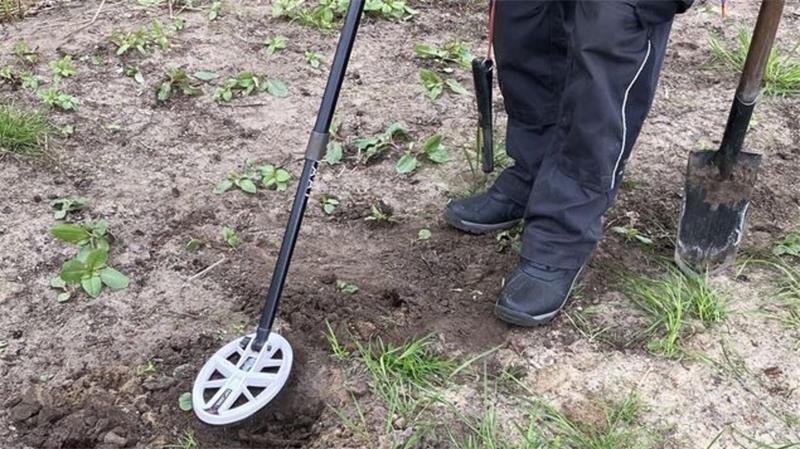 Mit Metalldetektoren wird das Gebiet abgesucht. Neben Patronenhülsen werden auch ein Jeansknopf und eine alte Nivea-Dose gefunden.