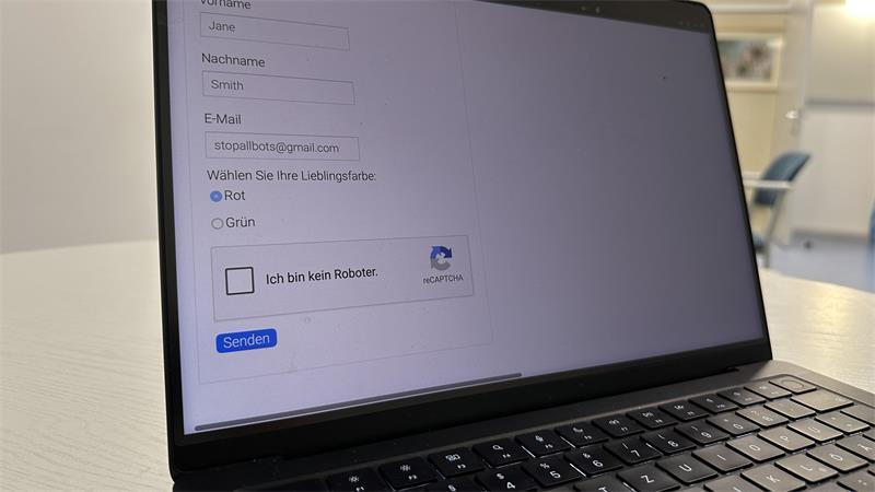 Mit Methoden wie „reCAPTCHA“ von Google überprüfen zahlreiche Webanbieter, ob es sich bei den Endnutzern um Menschen oder Bots handelt. (Symbolbild)