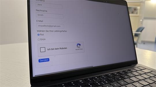 Mit Methoden wie „reCAPTCHA“ von Google überprüfen zahlreiche Webanbieter, ob es sich bei den Endnutzern um Menschen oder Bots handelt. (Symbolbild)