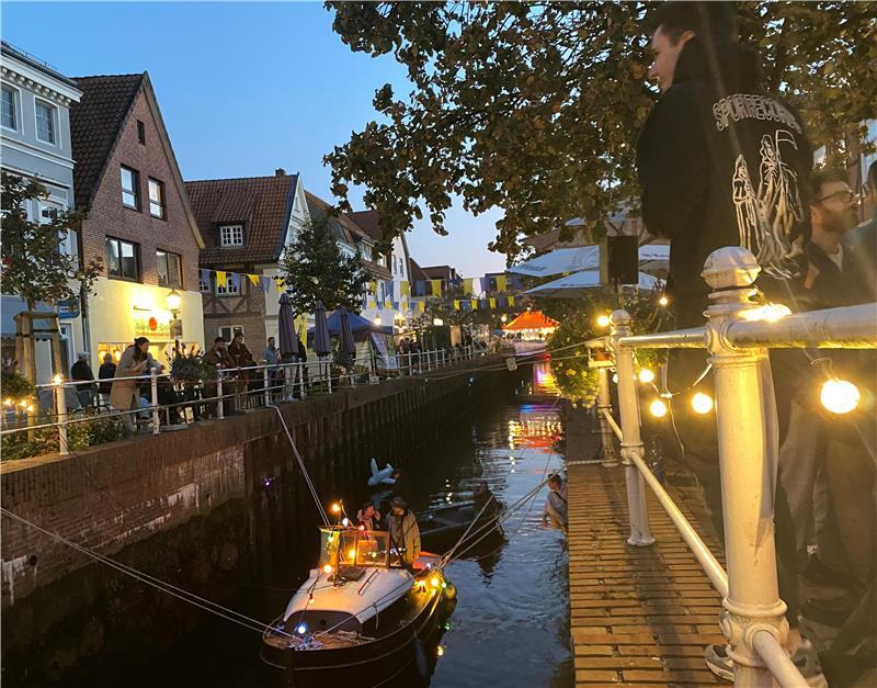 Leinen los: Buxtehuder Fleth-Fest wartet mit mehreren Premieren auf Mit Mischpult an Bord: Wie beim ersten Fleth-Fest wird die Orbit Stage als schwimmende DJ-Bühne sicher wieder zum Anziehungspunkt für tanzfreudige Leute.