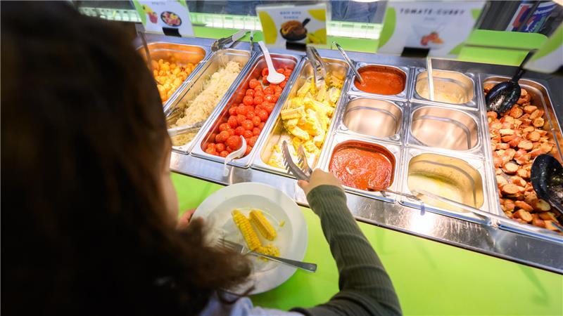 Mit Modellprojekten soll die Schulmensa zum Lernort werden. Das Land Niedersachsen fördert sieben Schulen mit insgesamt 1,2 Millionen Euro.