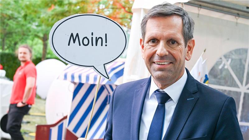 Mit Moin und Strandkorb: Regierungschef Lies beim Sommerfest der Landesregierung in Berlin. (Archivbild)