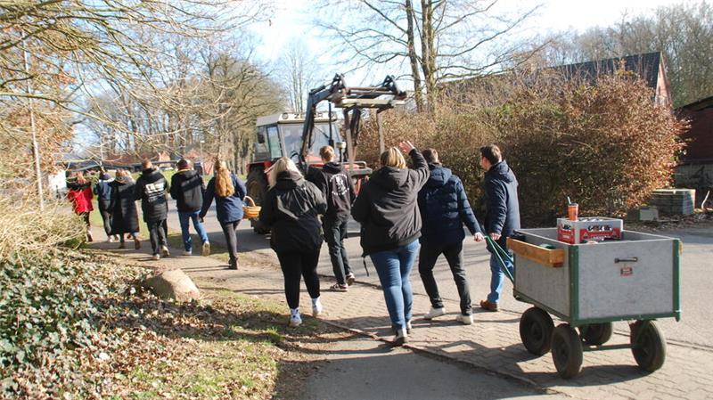 Mit Musik und Bollerwagen geht es beim Eierschnorren von Haus zu Haus.