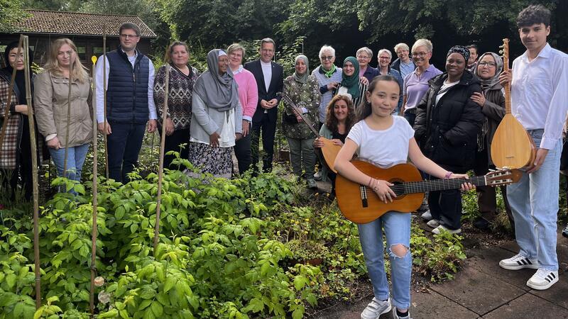 Internationaler Garten der Kreislandfrauen: Gelebte Integration zwischen Radieschen und Spinat Mit Musik und kulinarischen Genüssen feiern Freunde und Förderer des Internationalen Gartens in Stade das zehnjährige Bestehen.