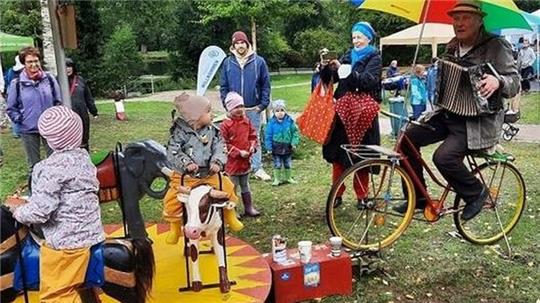 Mit Muskelkraft angetrieben und wetterfest: Das Fahrradkarussell dreht sich auch in diesem Jahr wieder im Klosterpark.