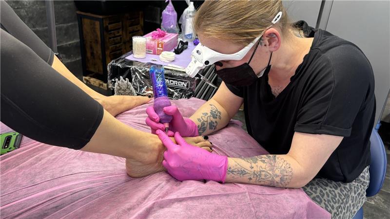 Mit Nadel und Vergrößerungsglas: So macht Michaela Woller in ihrem Tattoostudio in Bützflethermoor Narben unsichtbar.