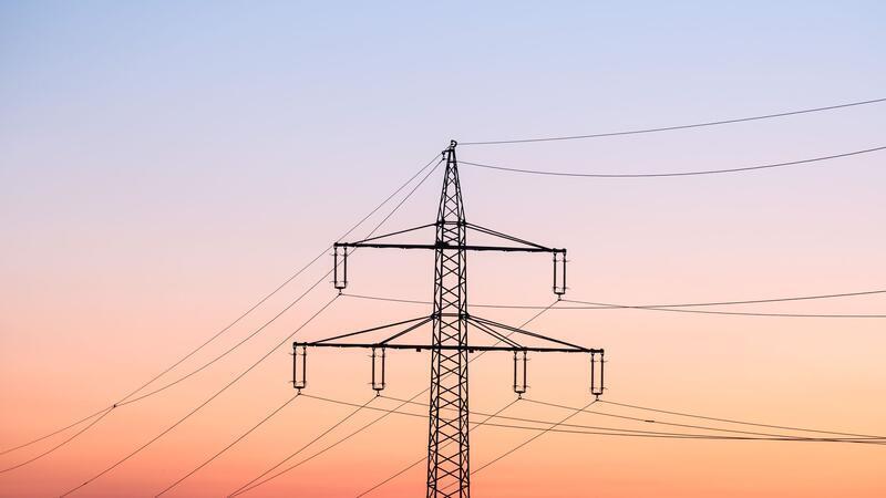 Mit Notfallplänen und Überungen rüsten sich die Netzbetreiber gegen mögliche Anschläge auf Stromleitungen. (Symbolfoto)