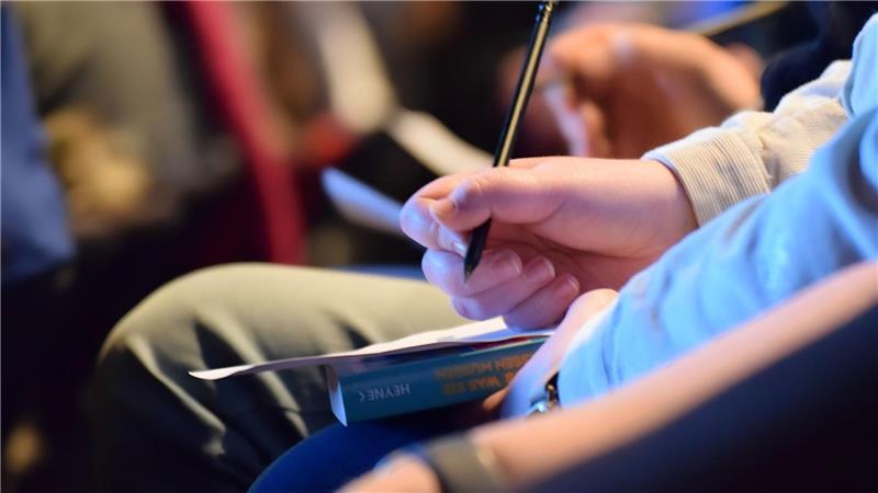 Mit Papier und Stift bewaffnet, durften die Zuschauer fleißig mitquizzen.