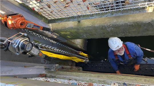 Mit Peter Wollstadt ist einer der erfahrendsten Mitarbeiter der beauftragten Firma Lippold im Einsatz an der Marschtorschleuse.