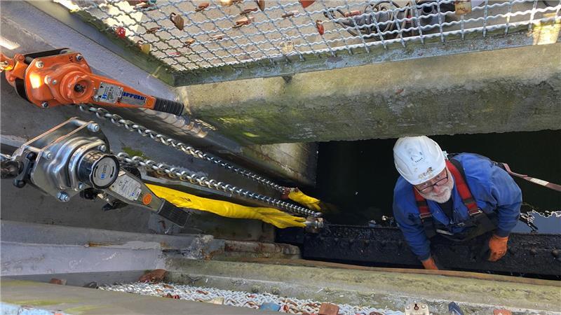 Mit Peter Wollstadt ist einer der erfahrensten Mitarbeiter der beauftragten Firma Lippold im Einsatz an der Marschtorschleuse.