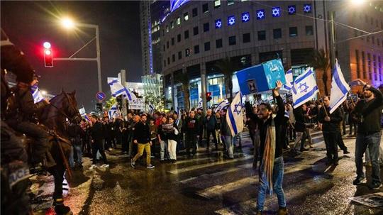 Mit Pferden gehen Polizisten gegen die Regierungsgegner in Tel Aviv vor.