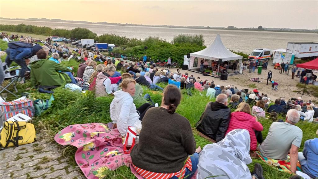 Mit Picknickdecken und guten Getränken zog das Event viele BEsucher auf den Deic...