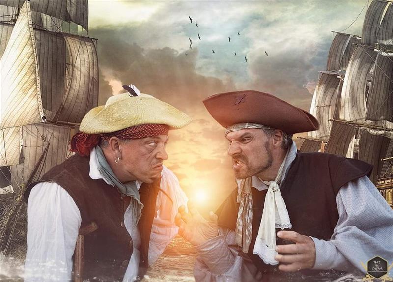 Maritimes Spektakel mit Beachparty und Stargast am Buxtehuder Hafen Zwei Piraten blicken einander wild entschlossen an