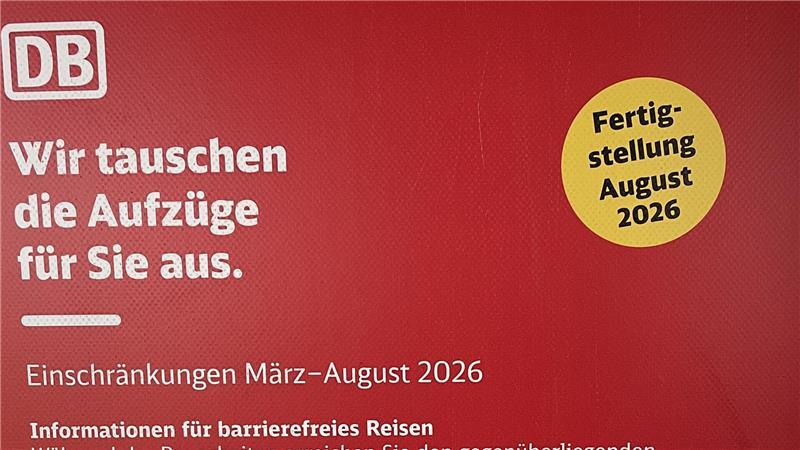 Mit Plakaten an beiden Aufzugtüren am Bahnhof Buxtehude infomiert die Deutsche Bahn Reisende über den bevorstehenden monatalangen Ausfall der Aufzüge.