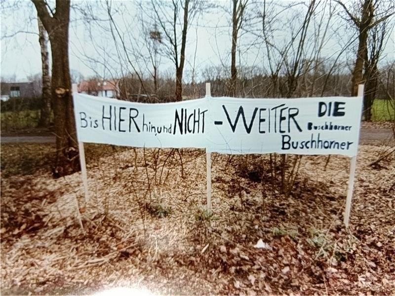 Mit Plakaten machen die „Buschhorner“ Anwohner auf ihr Missfallen über die geplante Zuwegung aufmerksam. Foto: privat