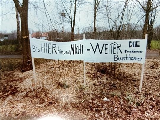 Mit Plakaten machen die „Buschhorner“ Anwohner auf ihr Missfallen über die geplante Zuwegung aufmerksam. Foto: privat