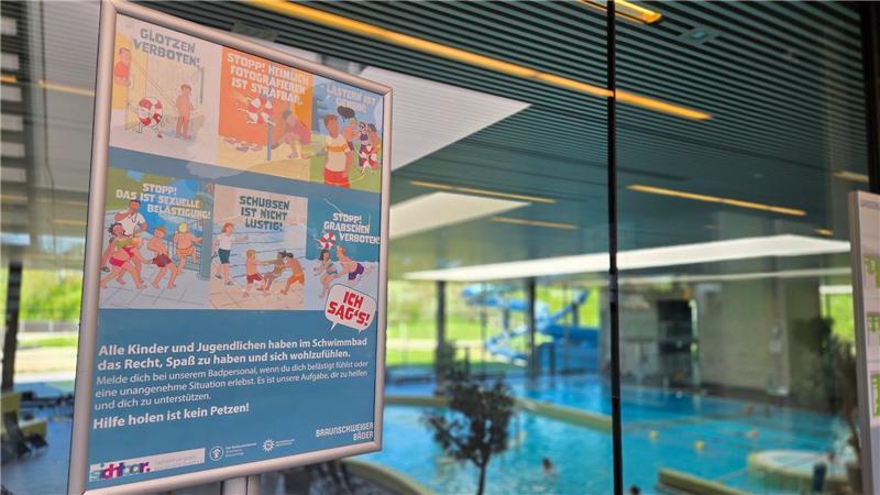 Mit Plakaten und Flyern soll in Braunschweiger Bädern für das Thema sexualisierte Gewalt sensibilisiwert werden.  