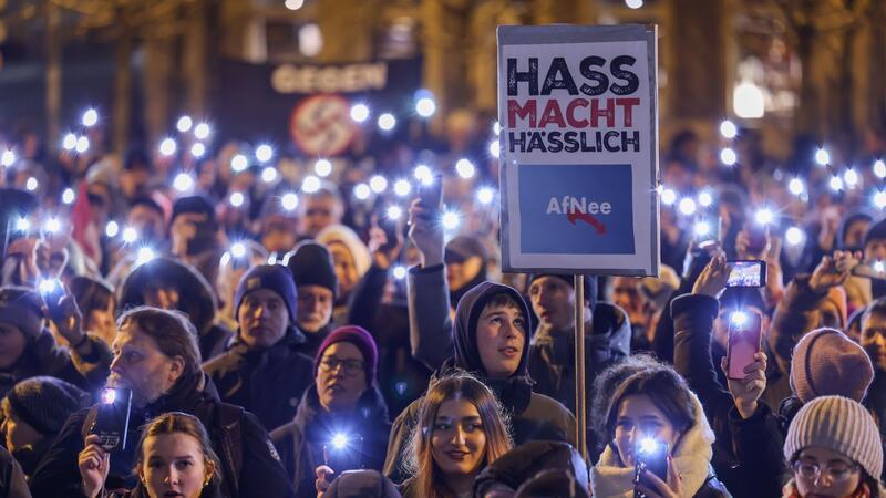 Scholz lobt Demos gegen rechts: „Wir Demokraten sind viele“ Mit Plakaten und Sprechchören haben am Dienstagabend rund 1600 Menschen auf dem Marktplatz in Schwerin gegen die AfD und Rechtsextremismus demonstriert.