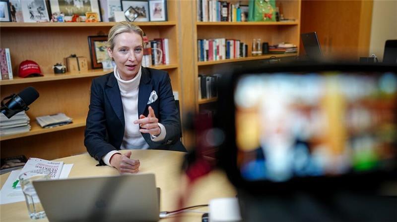 Mit Podcast-Mikrofon und Laptop schaltete sich AfD-Chefin Alice Weidel von ihrem Bundestagsbüro aus in den Live-Talk mit X-Chef Elon Musk.