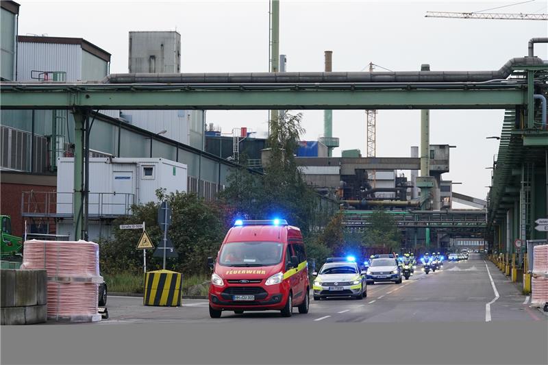 Hier rollt der erste Wasserstoff aus der Wüste durch Harburg Mit Polizei-Eskorte fährt der Industrieminister der Vereinigten Arabischen Emirate durch Harburg. Foto: Brandt/dpa