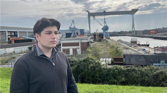 Mit Polizei und dem Segen der Kulturbehörde hatte der 17-jährige Ermiya Ciger den Abbau der alten Kräne zunächst gestoppt.