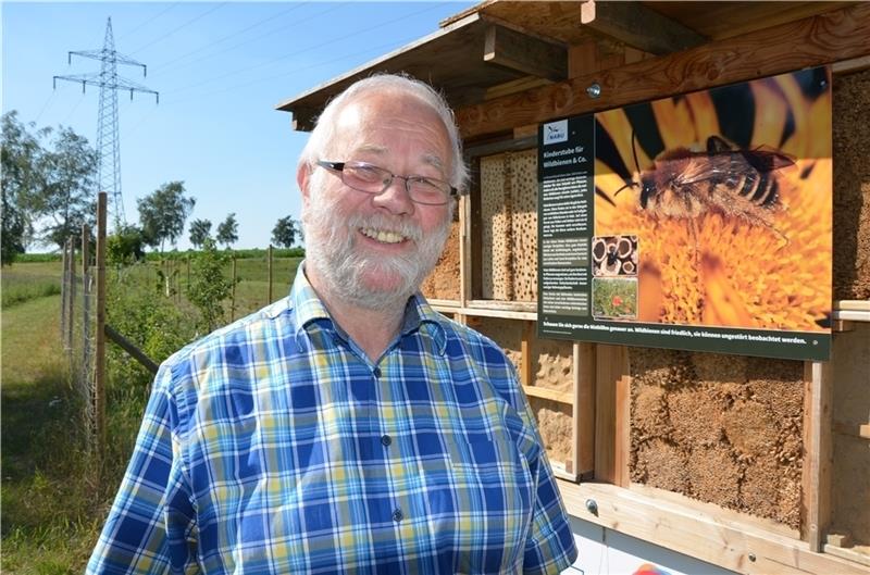 Mit Projekten Bewusstseinsbildung betreiben: Öko-Aktivist Peter Wortmann vor dem Insektenhotel und einer Blühwiese in der Oldendorfer Feldmark. Foto: von Allwörden