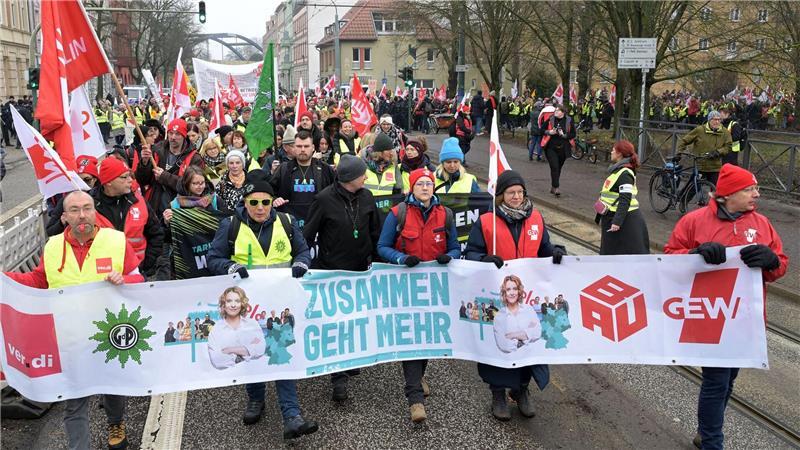 Gewerkschaften bei Tarifkonflikt kämpferisch Mit Protesten begleiteten Beschäftigte die Verhandlungen in Potsdam.