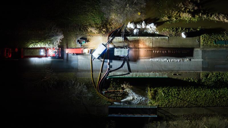 Stader Retter im Hochwassergebiet: Hektische Stunden und Ärger mit Autofahrer Mit Pumpen vom THW wird Wasser unweit der Aller umgepumpt (Aufnahme mit einer Drohne).