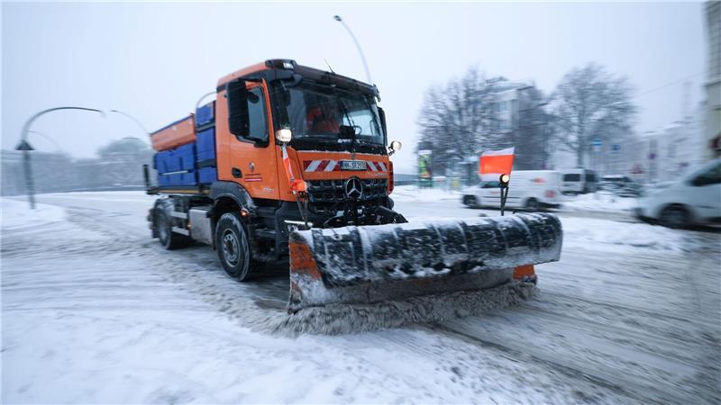 Mit Räumschild und Streusalz gegen den Winter auf den Straßen.