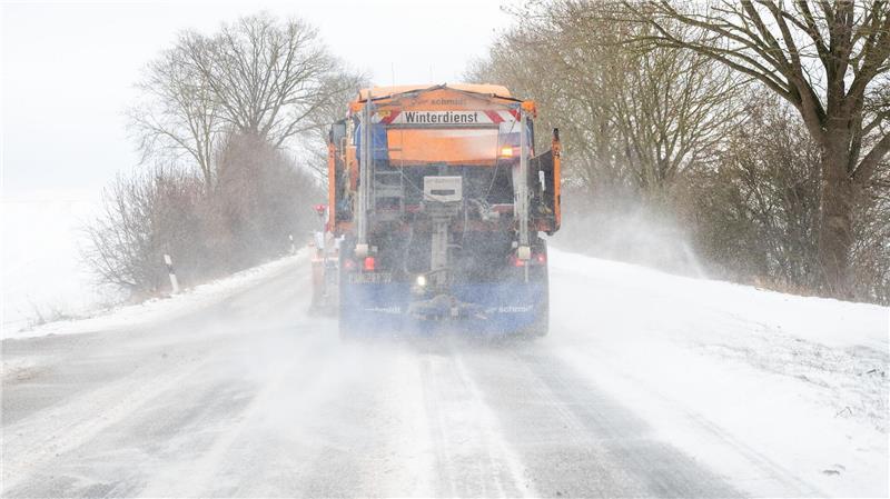 Mit Räumschild und Streusalz war der Winterdienst für befahrbare Straßen im Einsatz.
