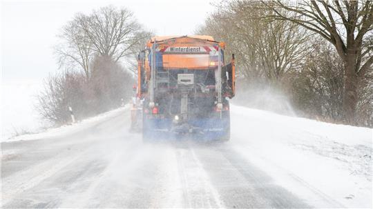 Mit Räumschild und Streusalz war der Winterdienst für befahrbare Straßen im Einsatz.