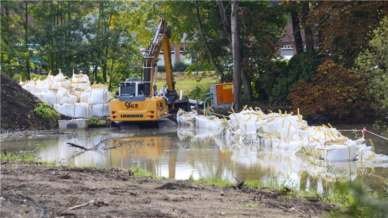 B74: Das tut sich rund um die Baustelle an den Oste-Brücken Mit Sand gefüllte Big-Packs markieren die Trennlinie. Links von ihnen wird künftig die Straße in Richtung neuer Oste-Brücke verlaufen.