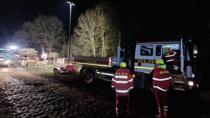 Stader Retter im Hochwassergebiet: Hektische Stunden und Ärger mit Autofahrer Mit Sandsäcken müssen im Heidekreis Straßen gesichert werden, damit diese nicht überspült werden.