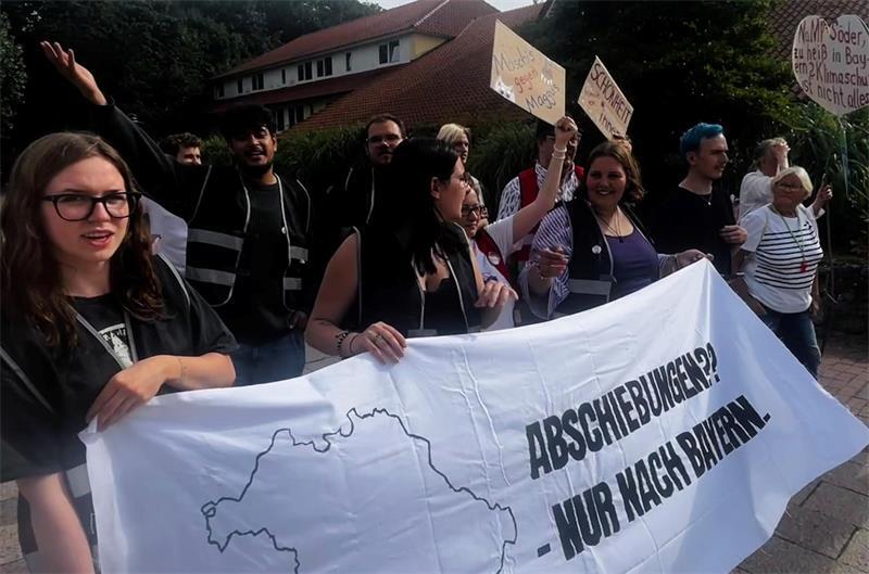 Mit Schildern und Sprechchören: Protest gegen den Söder-Besuch in Stade.