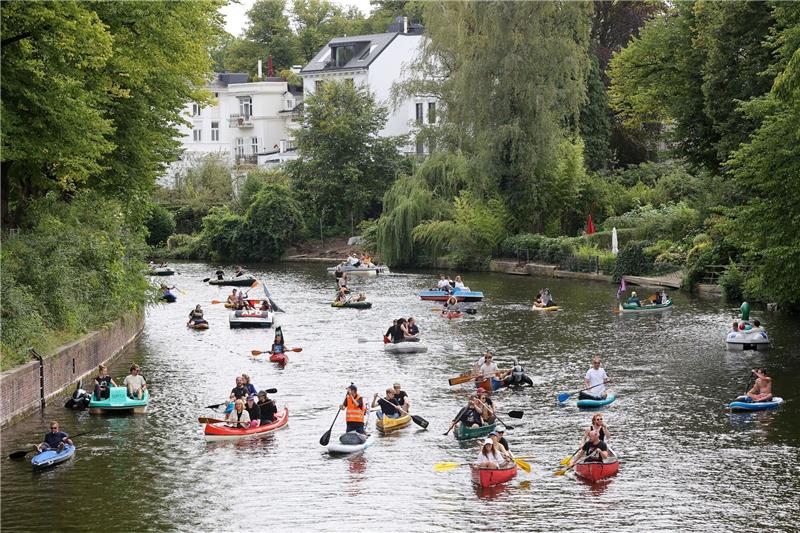 Schlauchboot-Demonstration auf der Alster für Umverteilung von Reichtum Mit Schlauchbooten, Kanus und Tretbooten sind Teilnehmer einer Demonstration auf den Alsterkanälen unterwegs.