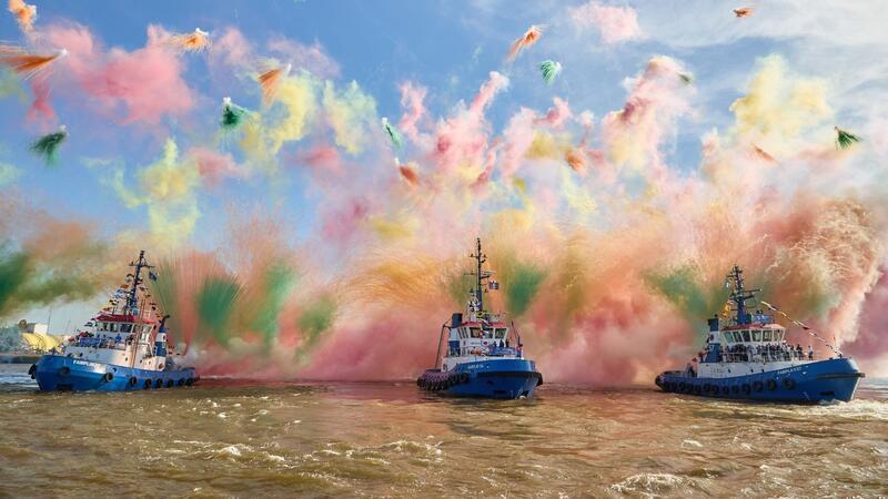 Mit Schlepperballett und Farbbomben: Der Hamburger Hafen feiert Geburtstag.