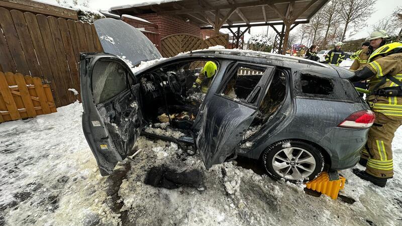 Mit Schnee und einem Feuerlöscher stoppten Anwohner einen Autobrand in Walsrode.