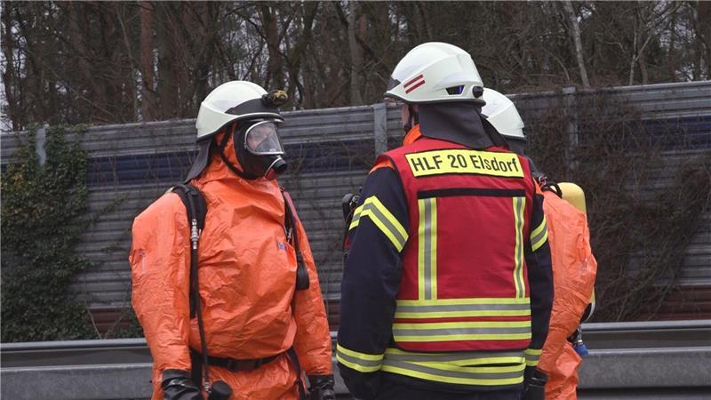 Mit Schutzanzügen und unter Atemschutz klärten die Einsatzkräfte die Lage.