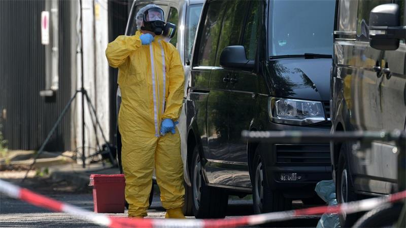 Mit Schutzanzug und Gasmaske: Zoll und Polizei durchsuchen ein mutmaßliches Drogenlabor im brandenburgischen Ludwigsfelde.