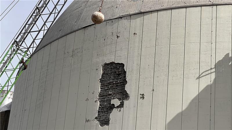 Mit Schwung saust die Abrissbirne, eine fast vier Tonnen schwere Stahlkugel, gegen die Betonwand des Reaktorgebäudes, die sich langsam auflöst.