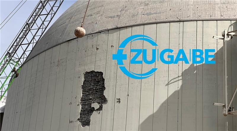 Mit Schwung saust die Abrissbirne, eine fast vier Tonnen schwere Stahlkugel, gegen die Betonwand des Reaktorgebäudes, die sich langsam auflöst.