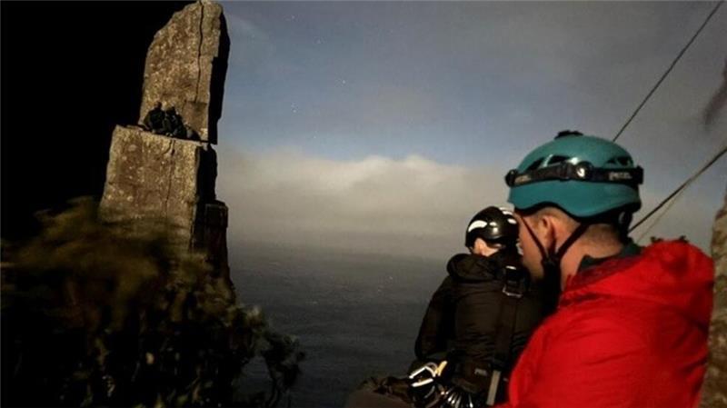 Auf Felsnadel gefangen: Kletterer von „Totem Pole“ gerettet Mit Seilen wurde das Kletter-Duo nach mehreren fehlgeschlagenen Rettungsversuchen schließlich in Sicherheit gebracht.