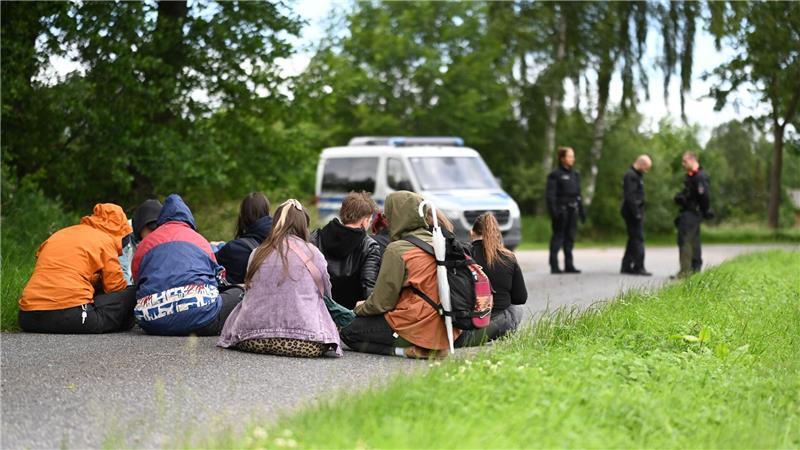 Mit Sitzblockaden haben Protestierer den Beginn einer Veranstaltung der AfD-Nachwuchsorganisation Generation Deutschland verzögert. 