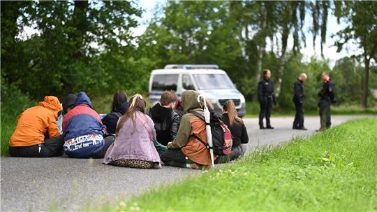 Mit Sitzblockaden haben Protestierer den Beginn einer Veranstaltung der AfD-Nachwuchsorganisation Generation Deutschland verzögert. 