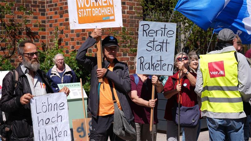 Demo in Hamburg - Protest gegen Sozialabbau und teure Mieten Mit Slogans wie „Wohnen statt Drohnen“ oder „Rente statt Raketen“ protestieren Demonstranten gegen einen Sozialabbau.